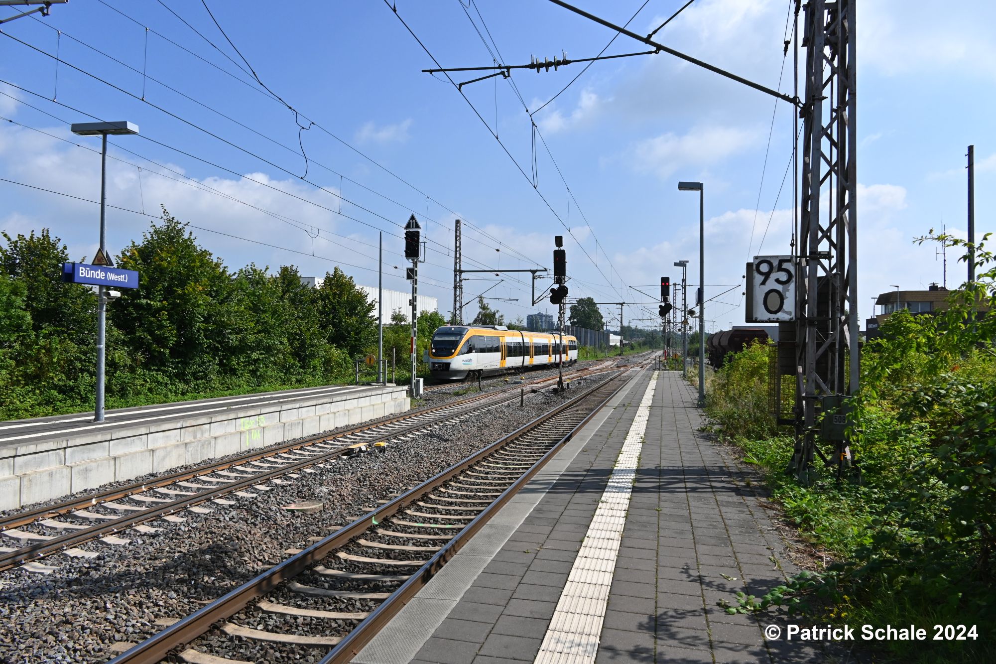 Dieseltriebwagen der Eurobahn auf der Linie RB 71 fährt im Bahnhof Bünde (Westf) ein. Nach dem Halt fährt der Triebwagen weiter Richtung Rahden.