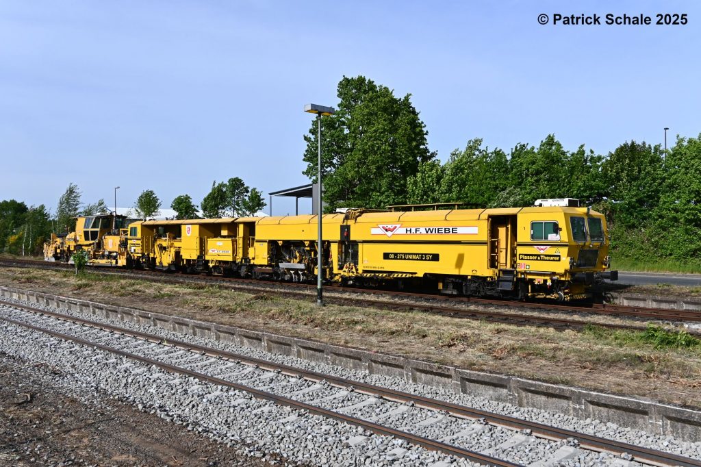 Auf Gleis 4 stehen Gleisbaumaschinen der Firma Wiebe. Im Vordergrund ist das erneuerte Gleis 2 des Sulinger Bahnhofs zu sehen