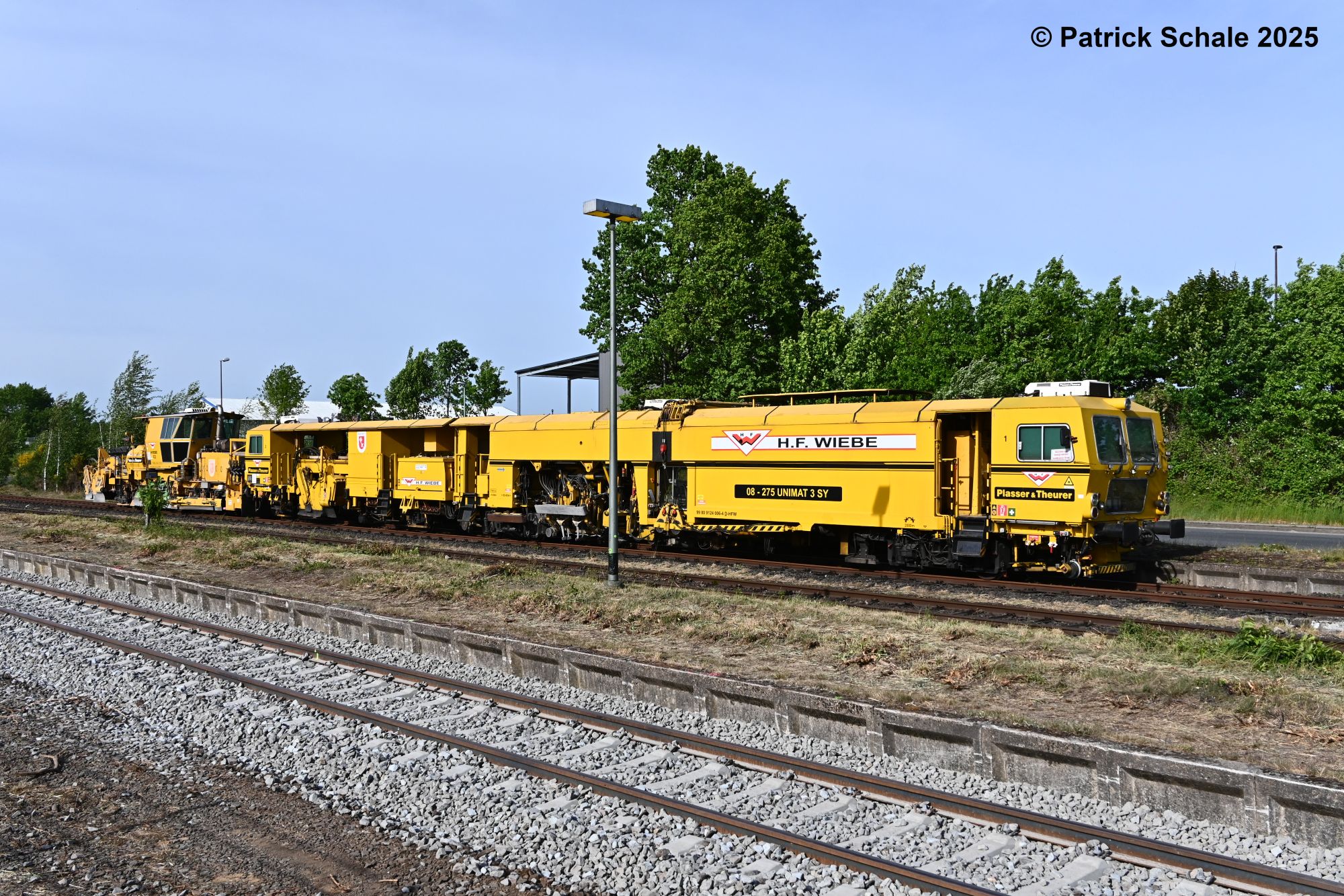 Auf Gleis 4 stehen Gleisbaumaschinen der Firma Wiebe. Im Vordergrund ist das erneuerte Gleis 2 des Sulinger Bahnhofs zu sehen