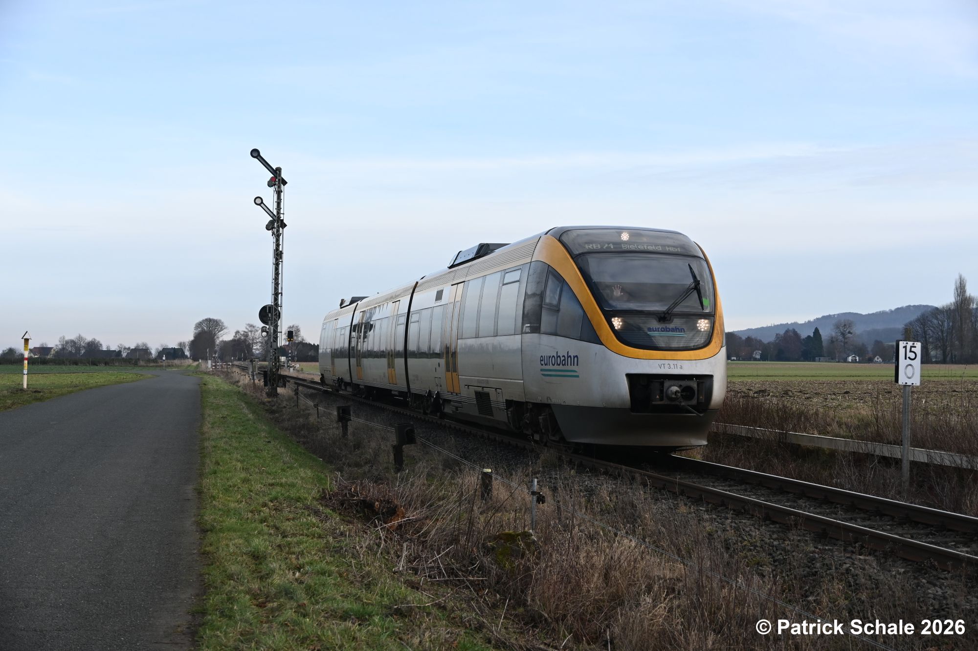 Triebwagen der Eurobahn als RB 71 mit Ziel Bielefeld Hbf fährt in den Bahnhof Bad Holzhausen ein und passiert dabei das Einfahrsignal in Stellung HP 2 Langsamfahrt sowie das Ausfahrvorsignal in Stellung Vr 0 Halt erwarten bei Kilometer 15,0