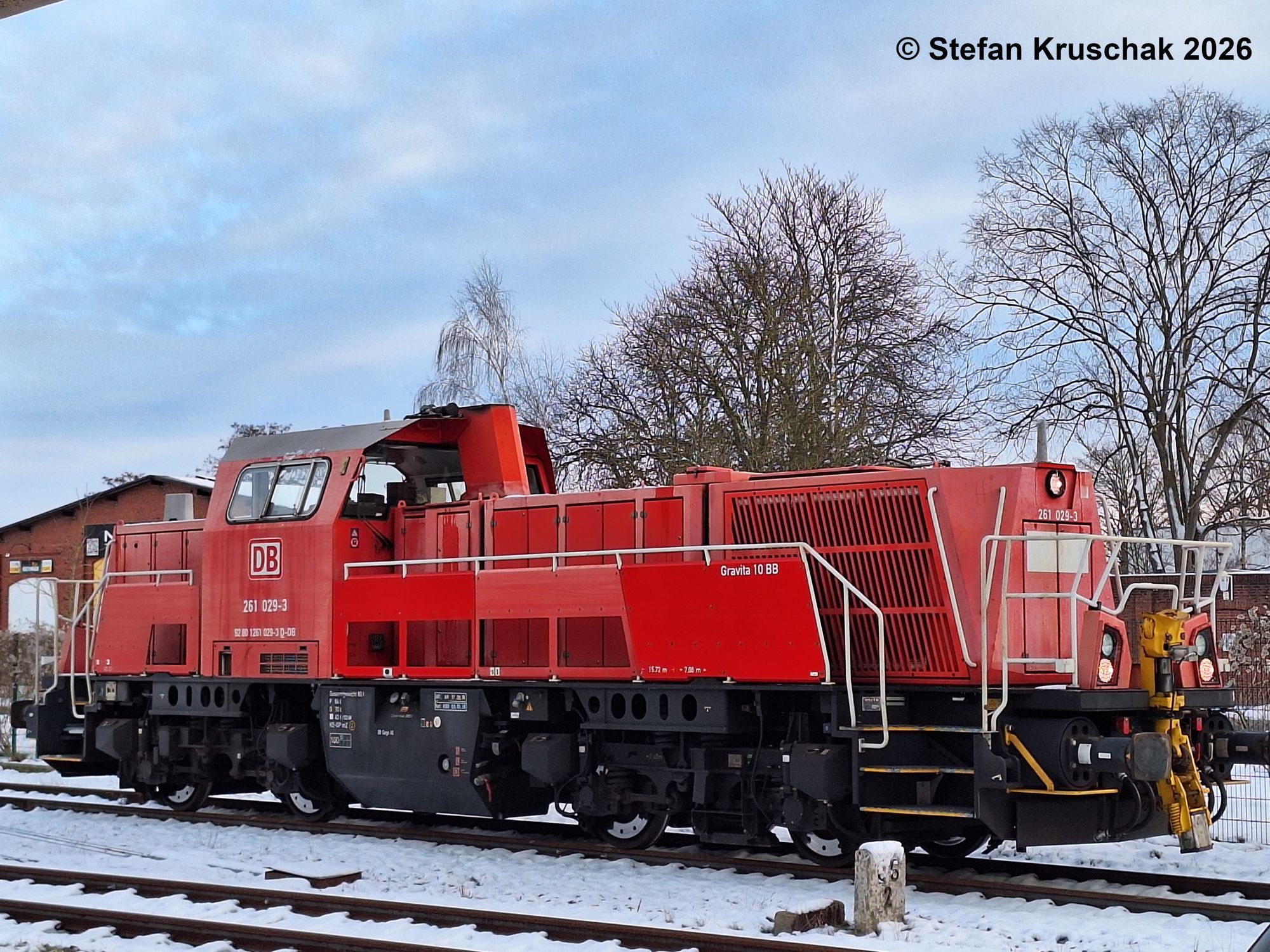 Diesellokomotive 261 029-3 der DB Cargo AG im verschneiten Bahnhof Sulingen