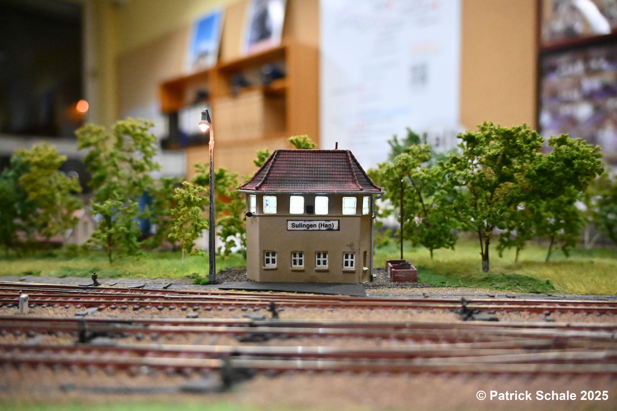 Stellwerk Sn im Modell mit eingeschalteter Innenbeleuchtung auf der Modelleisenbahnanlage des AEBB