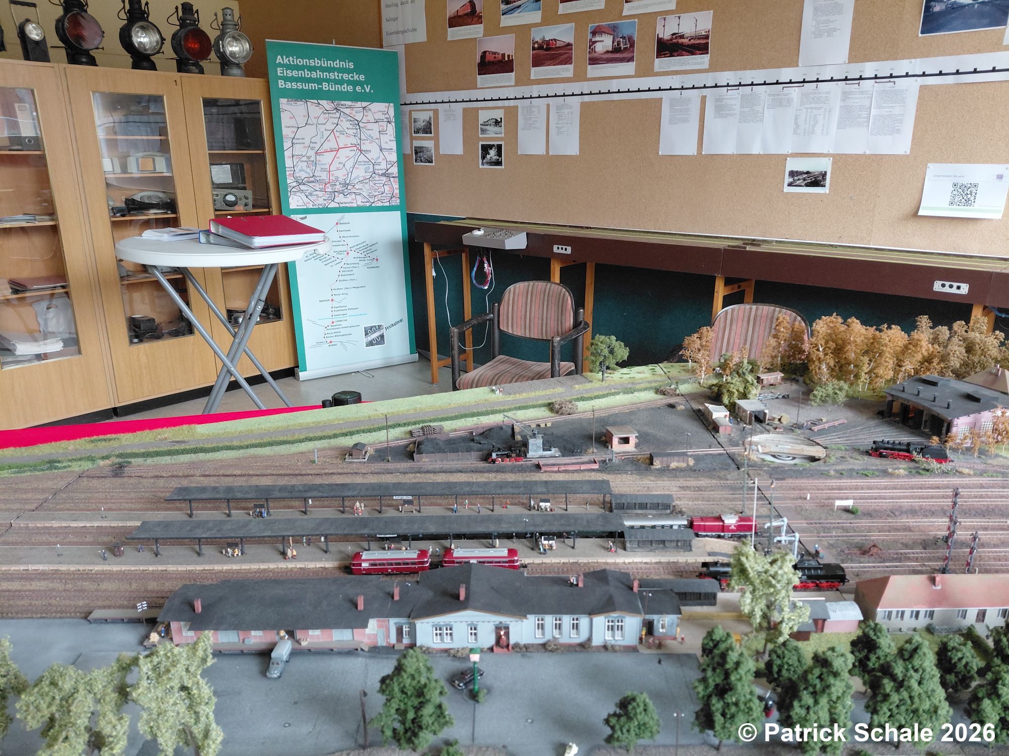 Bahnhof Sulingen zu Beginn der 1950er Jahre im Modell, im Hintergrund Eisenbahnexponate und die Geschichte des Sulinger Kreuzes