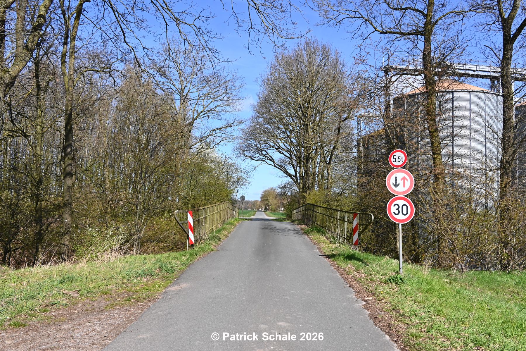 Eisenbahnüberführung in Groß Lessen über die Bahnstrecke Nienburg (Weser) - Sulingen - Diepholz, im Hintergrund rechts Getreidesilos