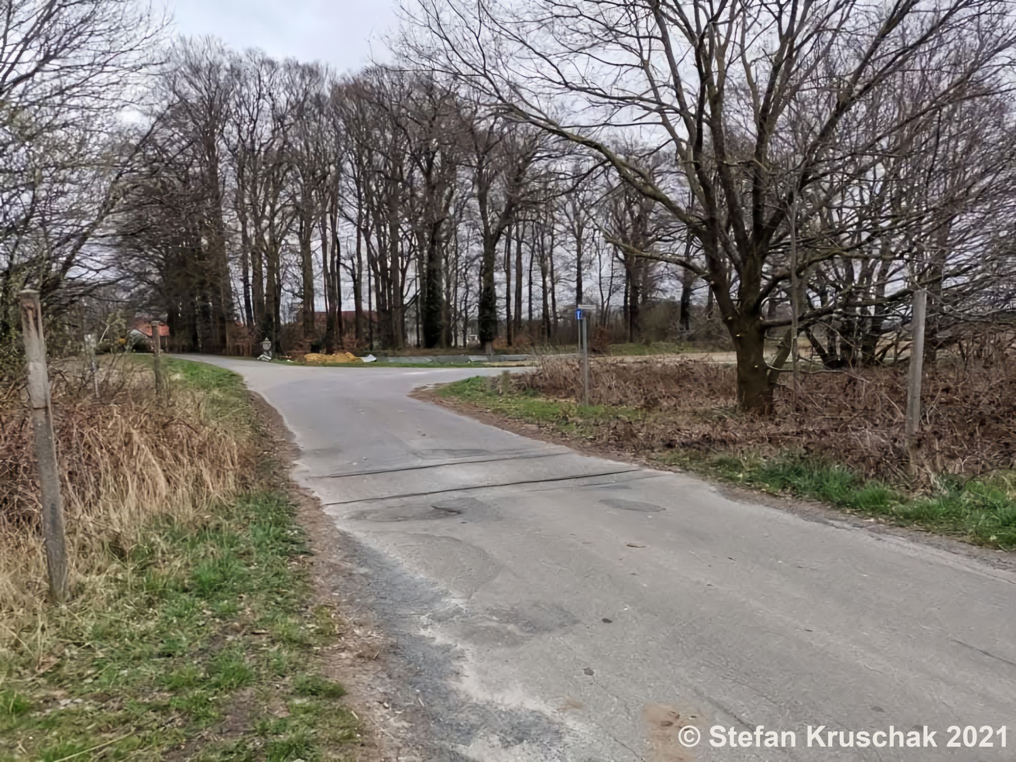 Bahnübergang ohne Andreaskreuze, Pfähle stehen auf beiden Seiten noch, die Andreaskreuze fehlen