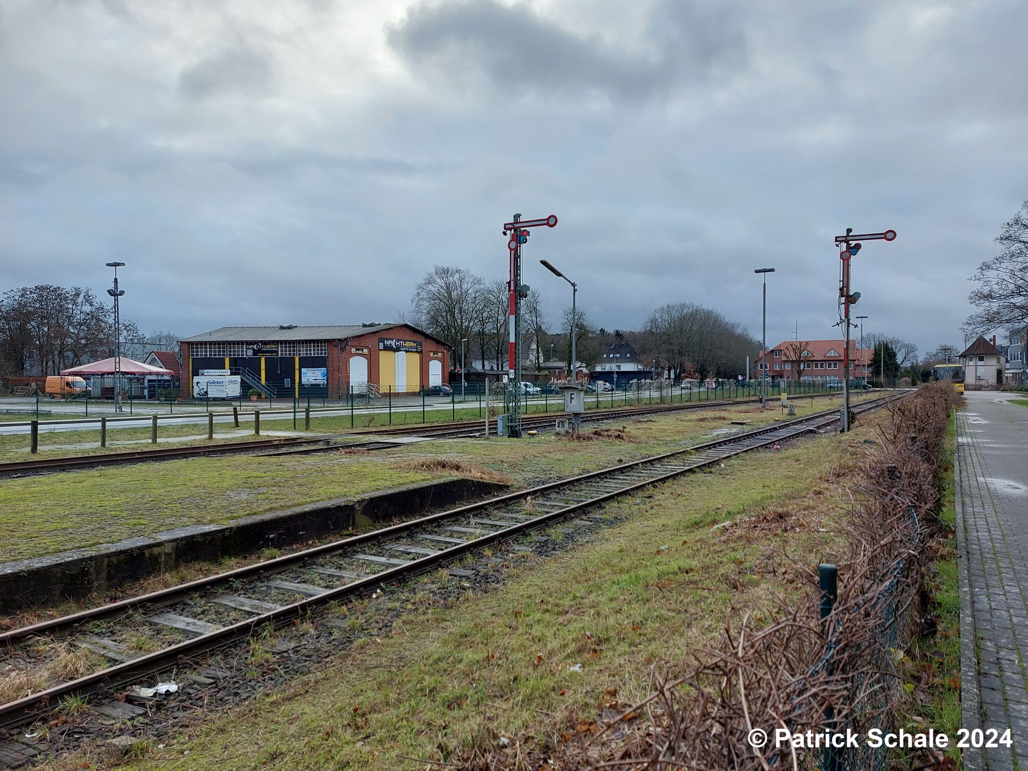 Südlicher Teil des Sulinger Bahnhofs mit dem Lokomotivschuppen links, den Ausfahrsignalen, dem Bahnsteig in der Mitte und dem Stellwerk Sf hinten rechts