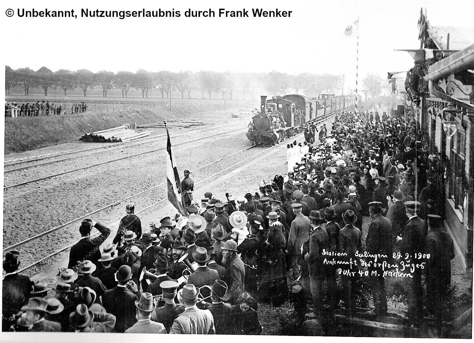 "Station Sulingen 29.9.1900 Ankunft des ersten Zuges 2 Uhr 40 M. Nachm", so lautet die Beschriftung des Bildes unter der regen Anteilnahme der Sulinger Bevölkerung
