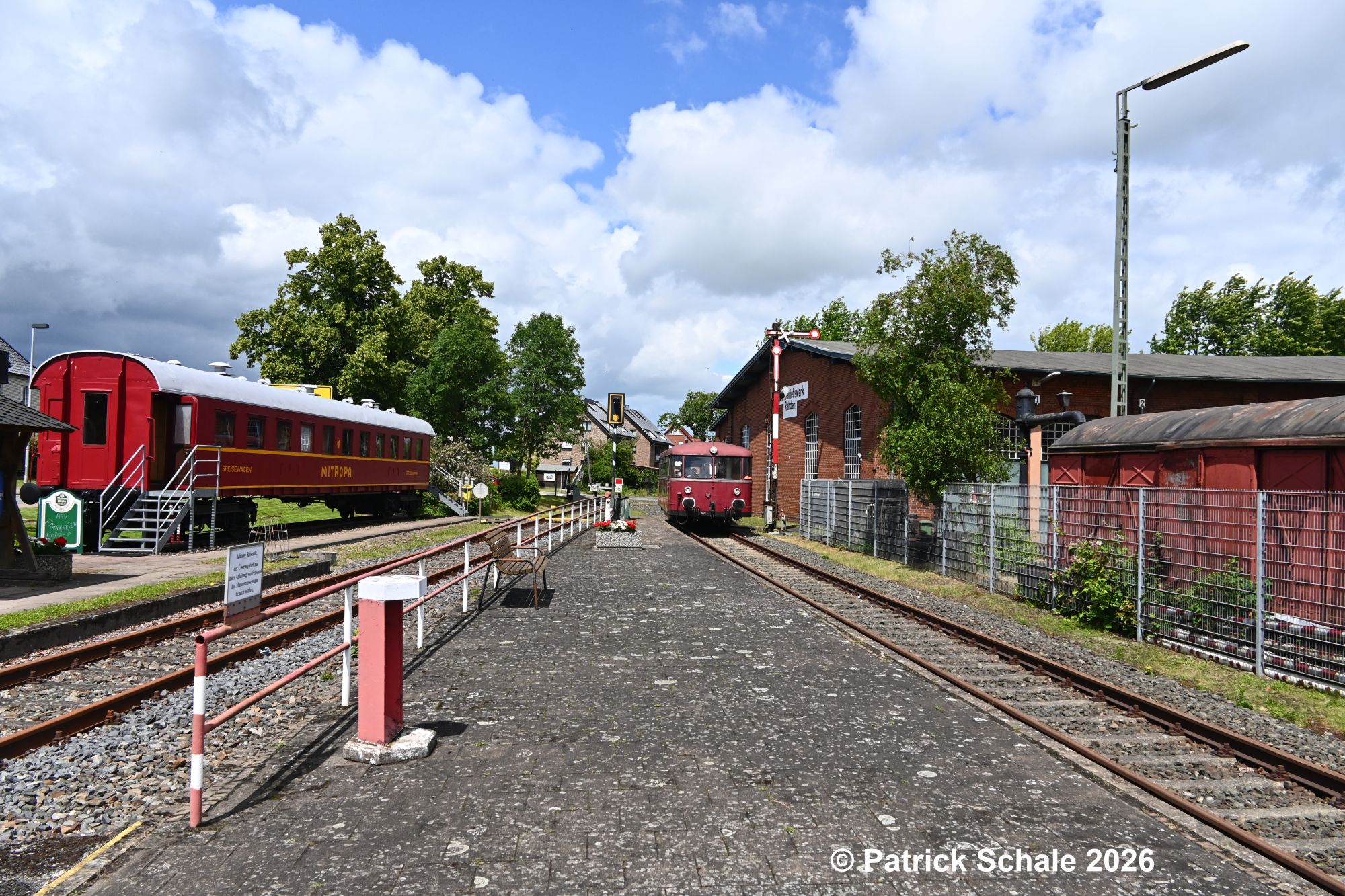 Schienenbus der Museumseisenbahn Rahden - Uchte e. V. fährt aus Lavelsloh-Diepenau kommend ein und passiert den Lokomotivschuppen des ehemaligen Bahnbetriebswerkes Rahden sowie das ungültige Ausfahrsignal in Richtung Uchte, links der MITROPA-Wagen der Museumseisenbahn