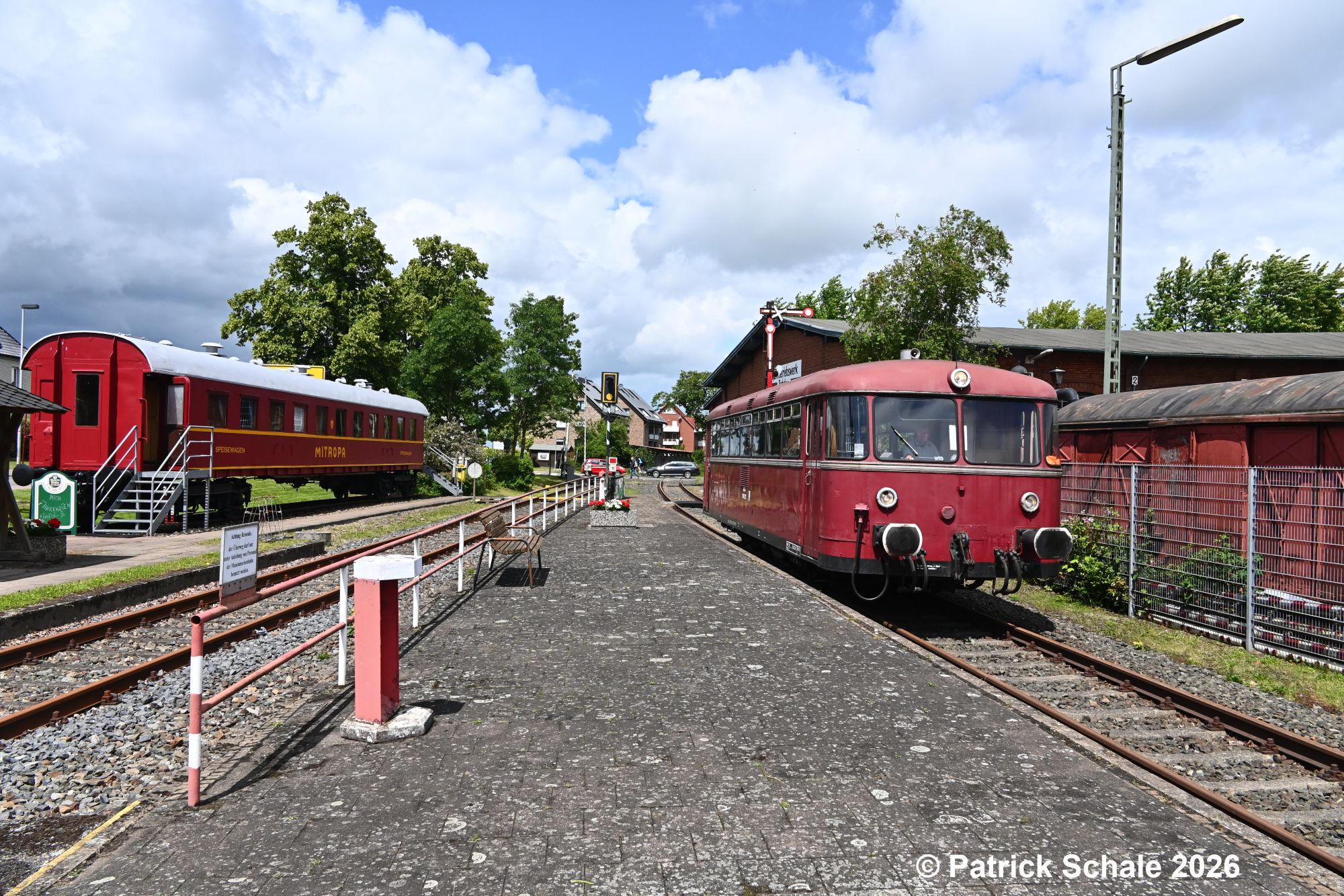 Schienenbus der Museumseisenbahn Rahden - Uchte e. V. rollt an den Bahnsteig nachdem er aus Lavelsloh-Diepenau gekommen ist, links der MITROPA-Wagen der Museumseisenbahn