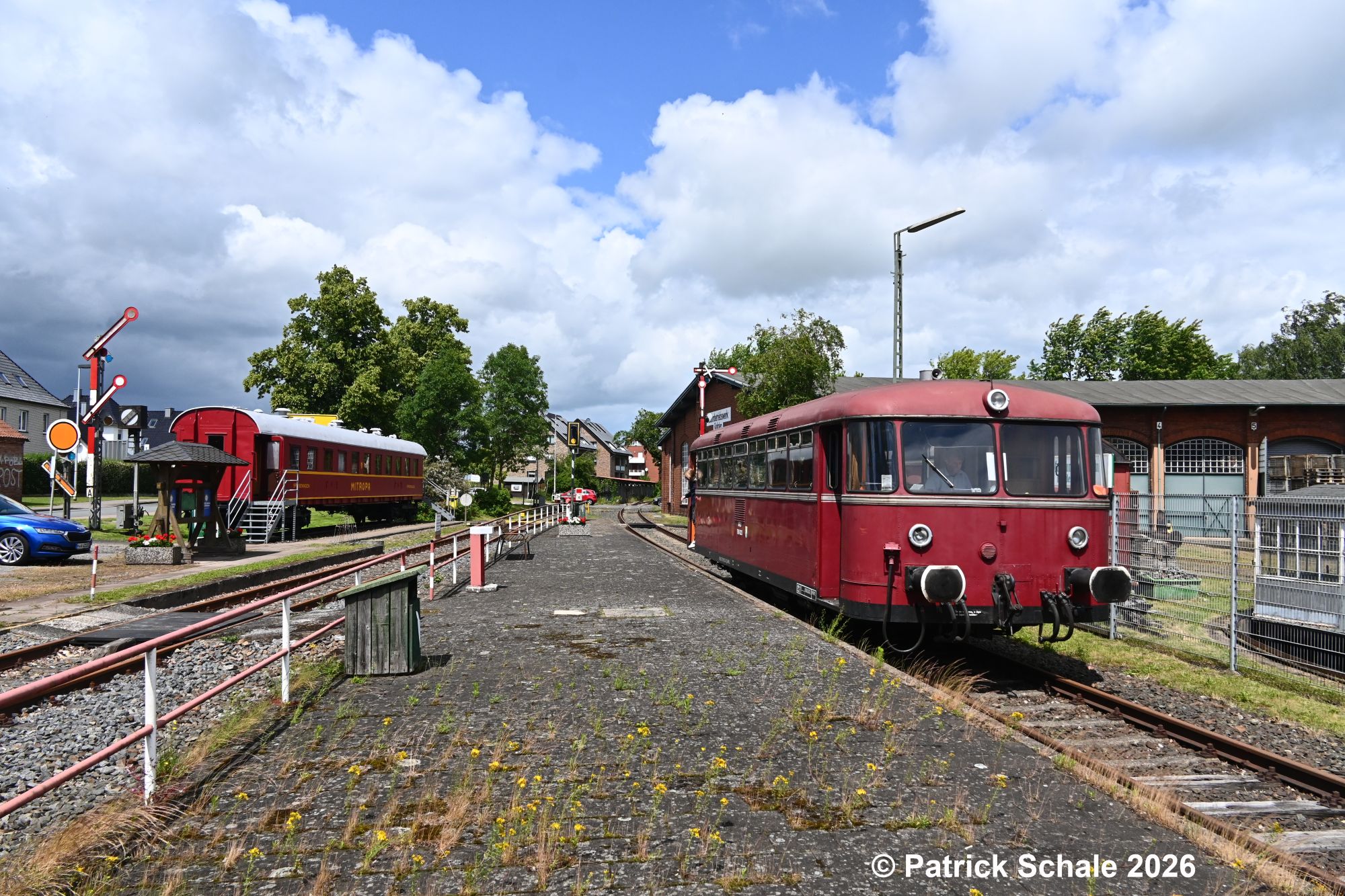Schienenbus der Museumseisenbahn Rahden - Uchte e. V. hat soeben aus Lavelsloh-Diepenau kommend den Bahnsteig in Rahden erreicht, links der MITROPA-Wagen der Museumseisenbahn