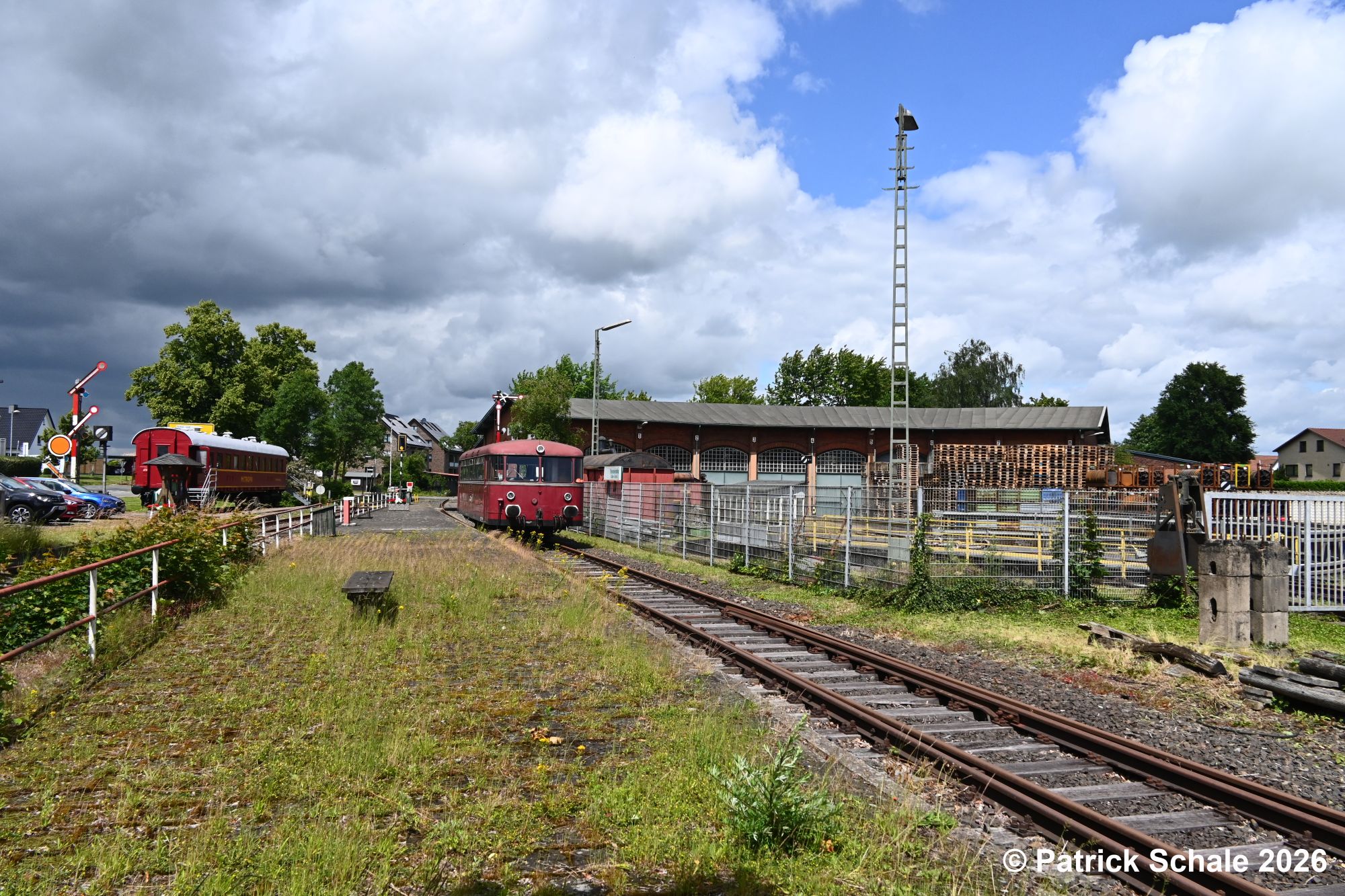 Schienenbus der Museumseisenbahn Rahden - Uchte e. V. steht am Bahnsteig, links der MITROPA-Wagen der Museumseisenbahn, rechts das ehemalige Bahnbetriebswerk Rahden