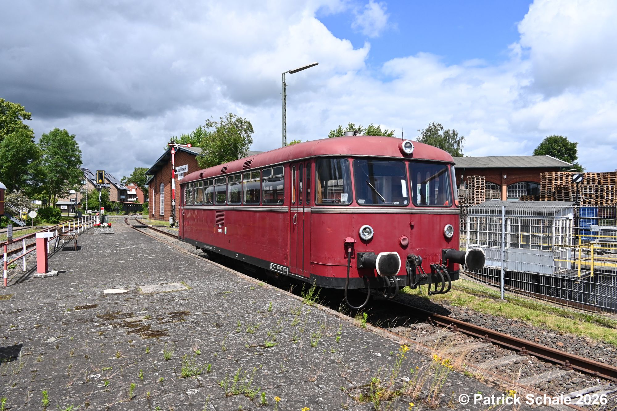 Schienenbus der Museumseisenbahn Rahden - Uchte e. V. steht am Bahnsteig und wartet auf die nächste Fahrt nach Lavelsloh-Diepenau; im Hintergrund das ehemalige Bahnbetriebswerk Rahden