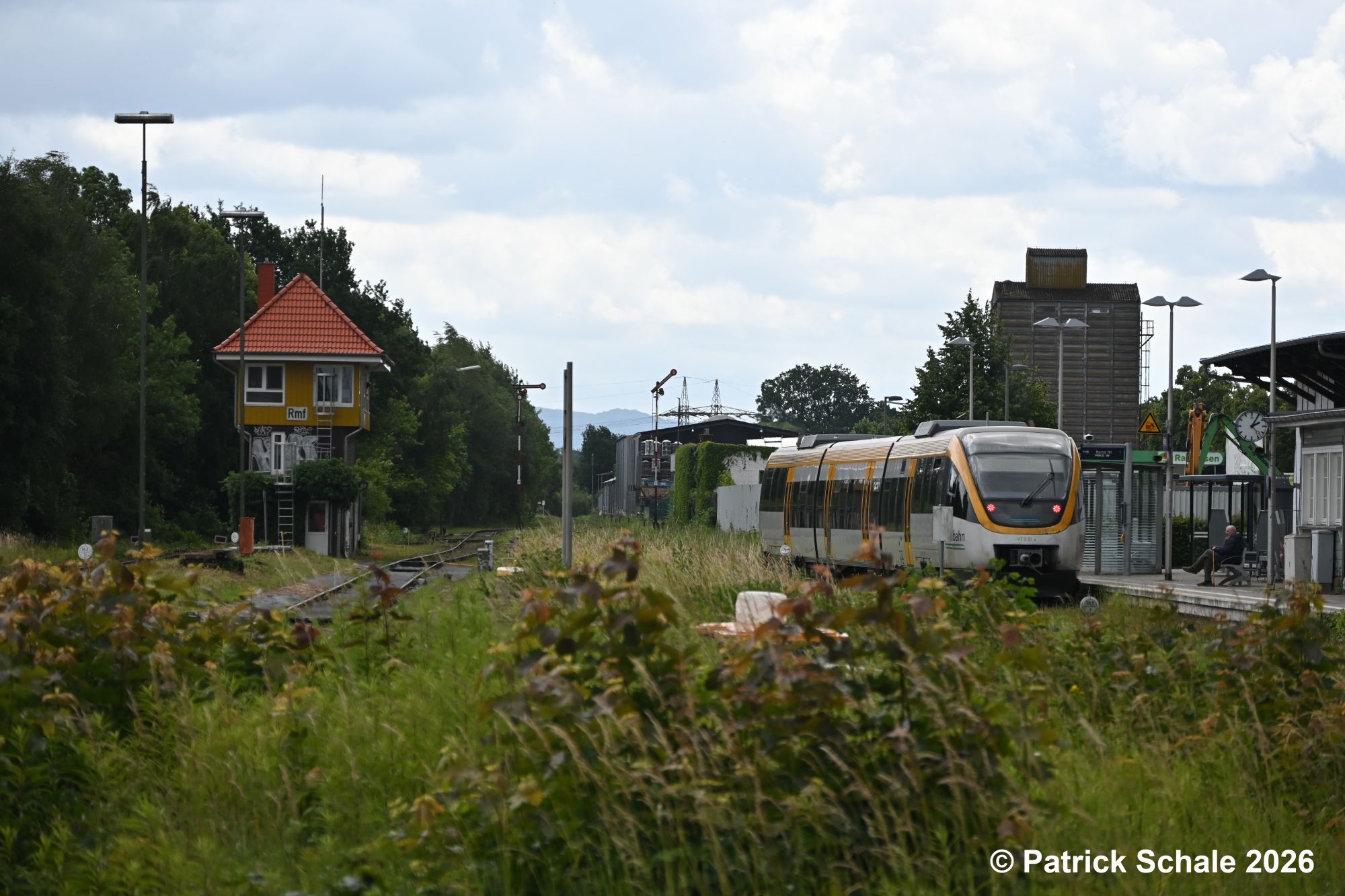Triebwagen der Eurobahn auf der Linie RB 71 nach Bielefeld Hbf hat Ausfahrt auf HP 1, Fahrt, und wird das Stellwerk Rmf gleich passieren