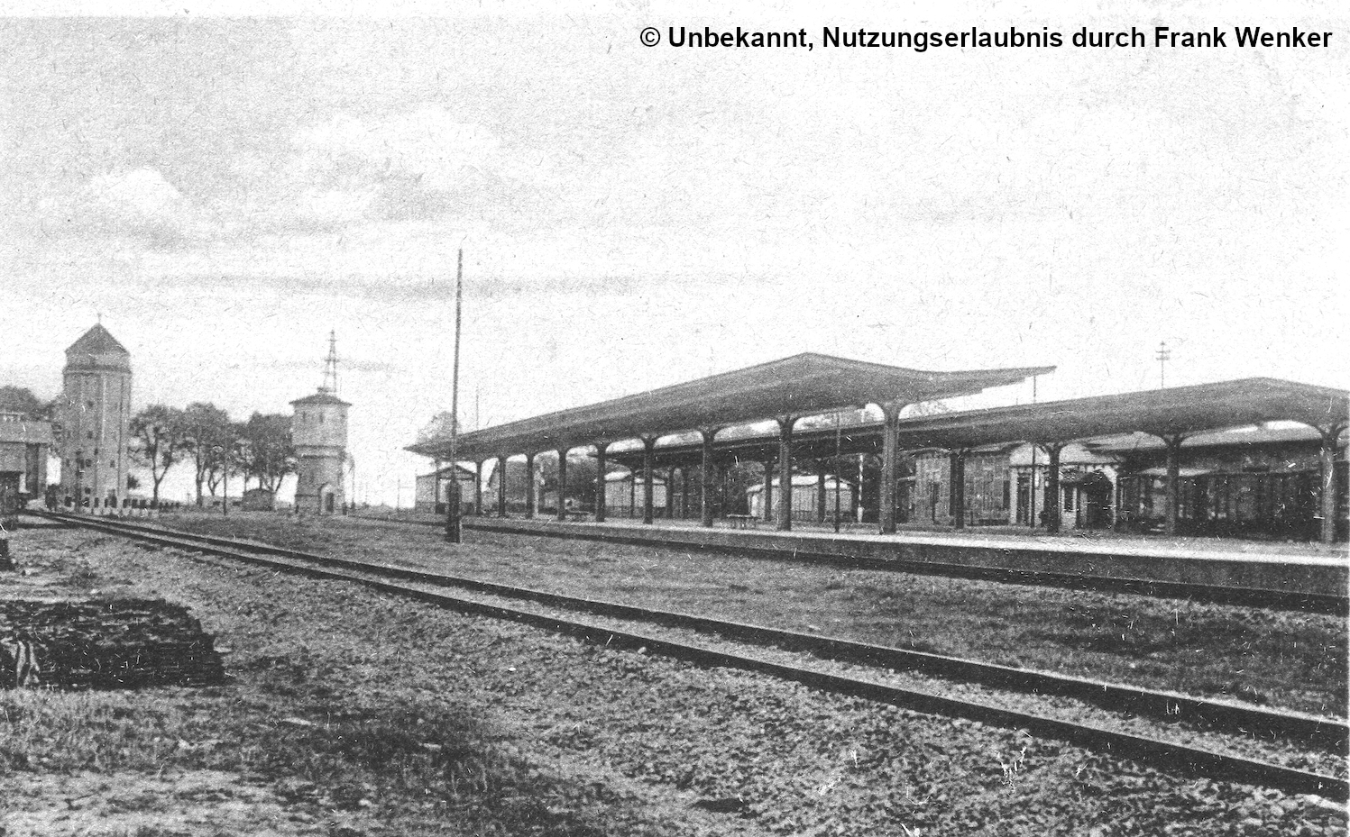 Blick auf die Anlagen im Sulinger Bahnhof mit 2 Wassertürmen und 2 überdachten Bahnsteigen