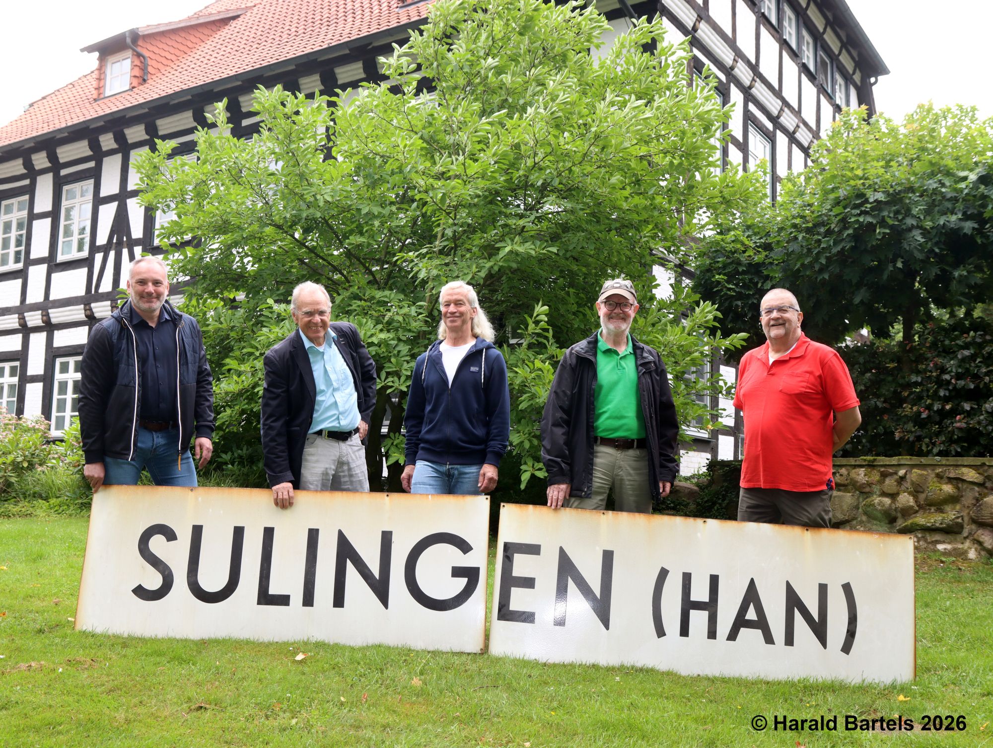 Übergabe des Bahnhofsschildes Sulingen (Han) vom ehemaligen Empfangsgebäude als Dauerleihgabe an das AEBB, von links nach rechts: Patrick Bade (Bürgermeister Stad Sulingen), Detlev Block, Andreas Rocher (beide AEBB), Walter Wiegmann (Heimatverein), Rolf Fischer (Stadtarchivar Sulingen)