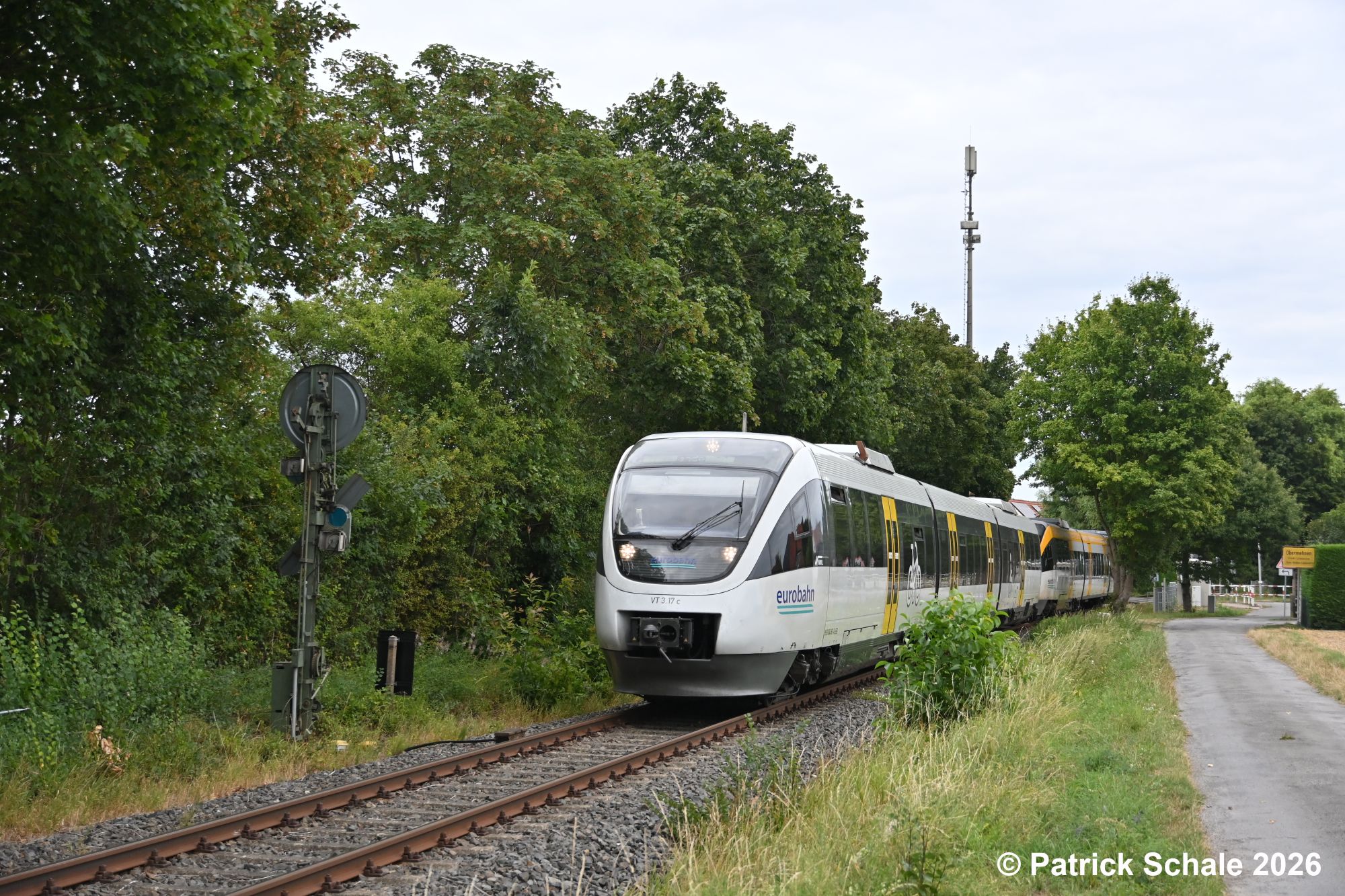 Triebwagen der Eurobahn als RB 71 nach Bielefeld Hbf passiert am Ortseingang von Obermehnen das nördliche Einfahrvorsignal vom Bahnhof Bad Holzhausen in Stellung Vr 2 Langsamfahrt erwarten