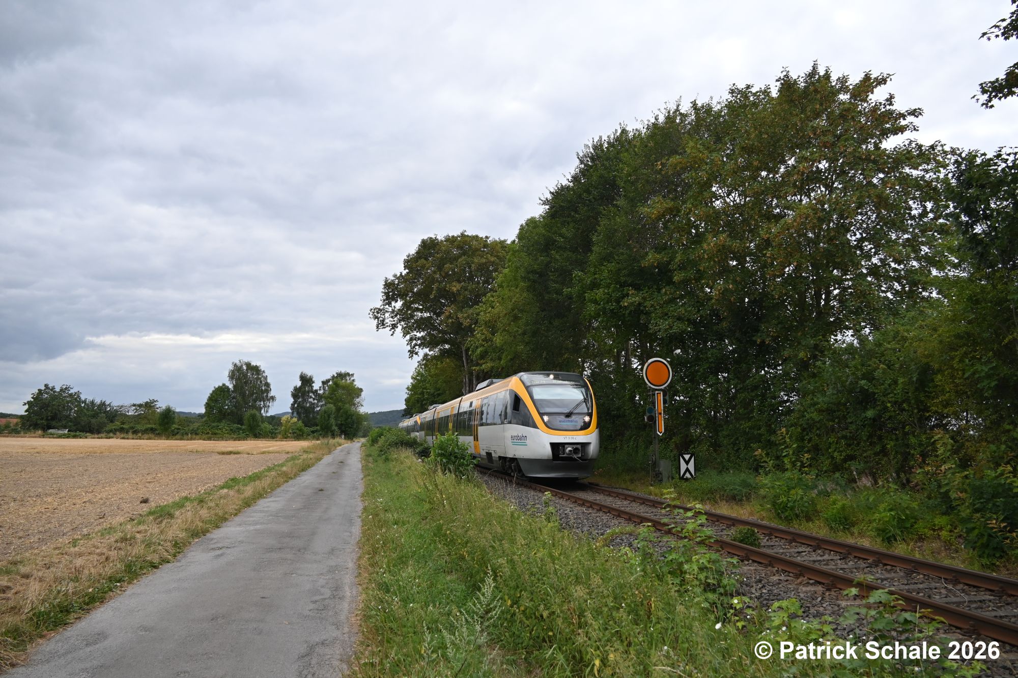 Triebwagen der Eurobahn als RB 71 nach Rahden passiert das nördliche Einfahrvorsignal vom Bahnhof Bad Holzhausen