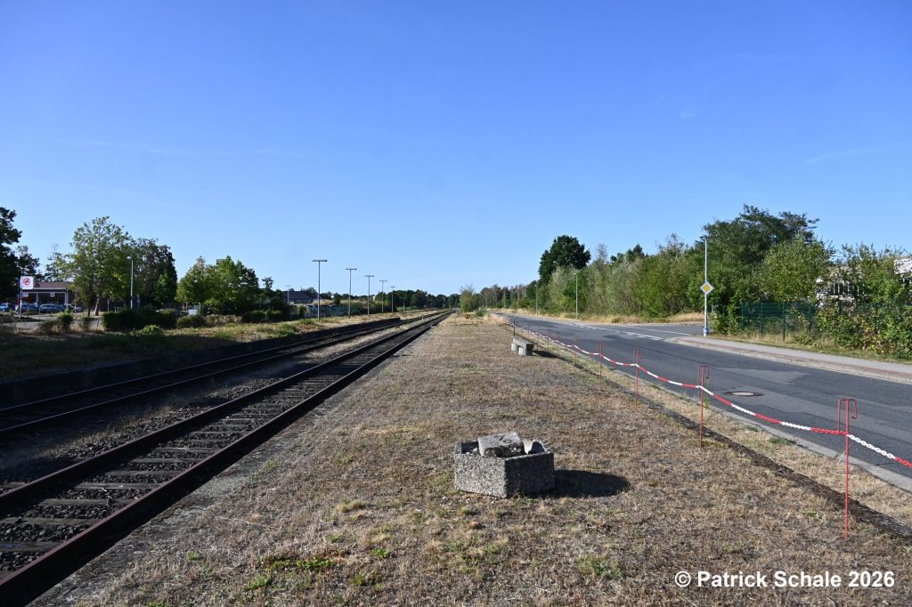 Frisch gemähter Bahnsteig an Gleis 4 im Bahnhof Sulingen mit Absperrkette zur Straße
