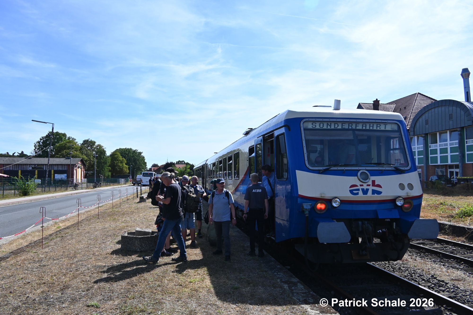 Ankunft des Triebwagens der evb in blau und weiß auf Gleis 4 in Sulingen