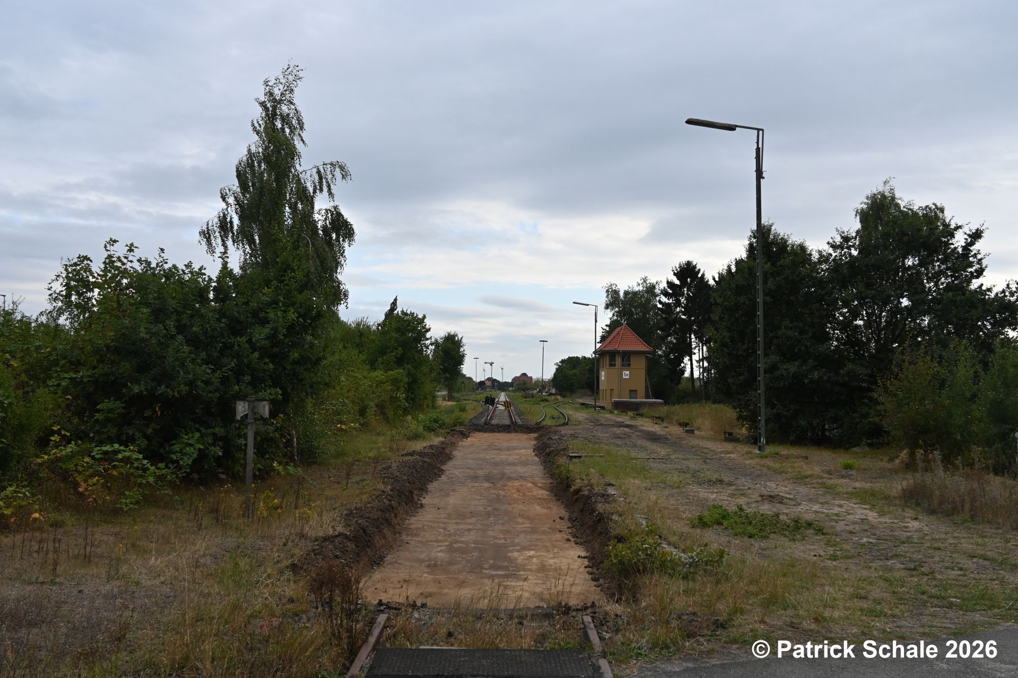 Gleisbauarbeiten 2026 in Sulingen: Die Weiche am Streckenende wurde ausgebaut und soll durch einen Lückenschluss ersetzt werden. rechts hinten: Stellwerk Sn