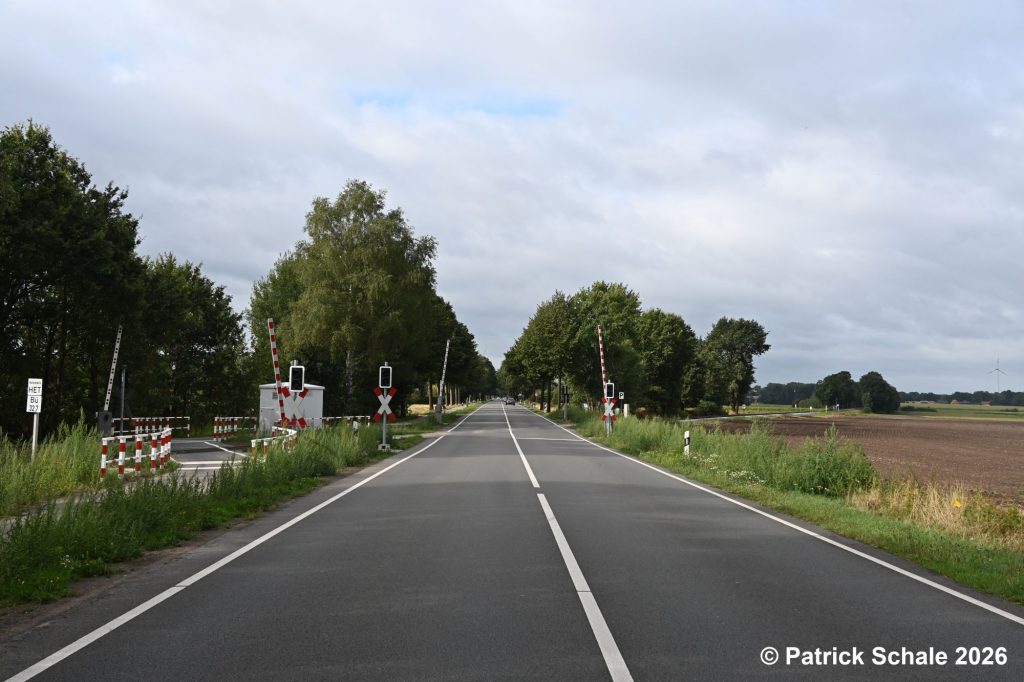 Erneuerter Bahnübergang B 214 Dahlskamp in Sulingen, Blickrichtung Diepholz