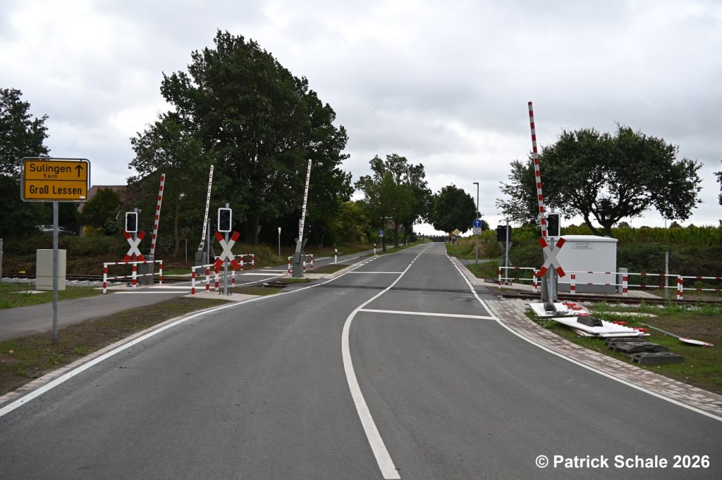 Erneuerter Bahnübergang Groß Lessen, Blickrichtung B 214