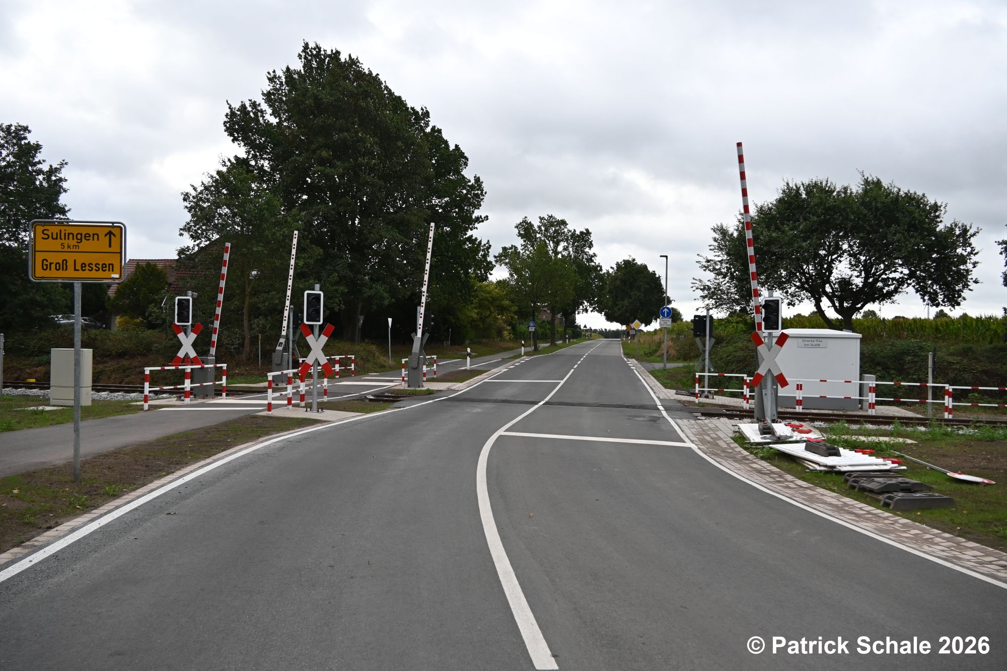 Erneuerter Bahnübergang Groß Lessen, Blickrichtung B 214