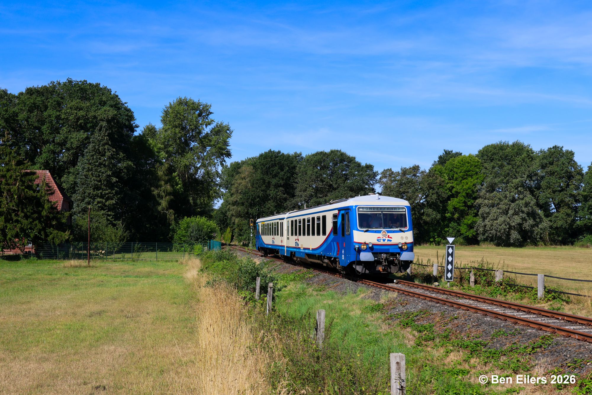 Triebwagen der Baureihe 628 der evb im Sonderzugverkehr zum Reload Festival in Sulingen zwischen Weideflächen in Barver