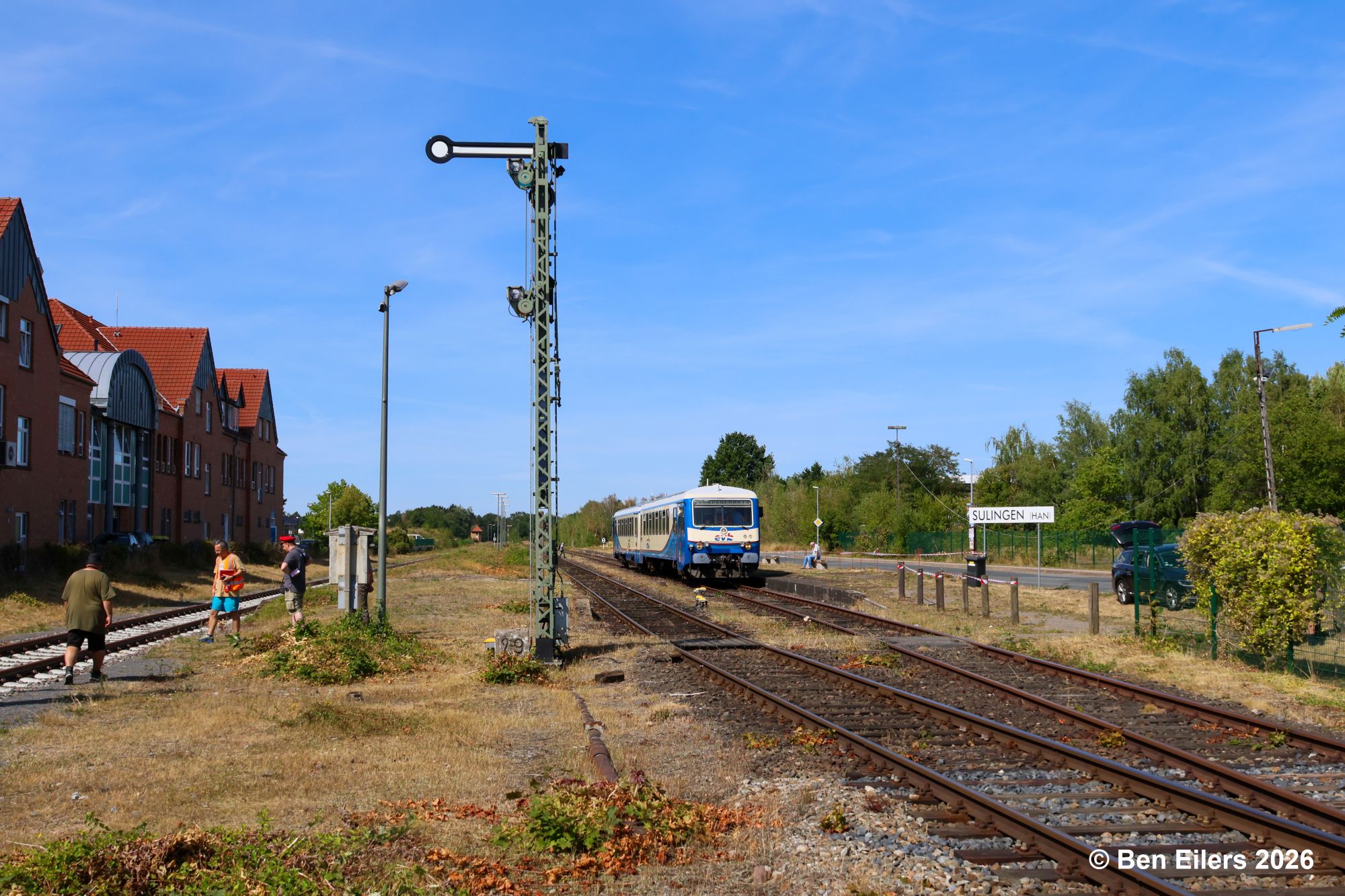 Blick in den Bahnhof Sulingen mit dem auf Gleis 4 zur Fahrt nach Diepholz bereitstehenden Triebwagen der Baureihe 628 der evb, links Wohn- und Geschäftshaus, mittig das Ausfahrsignal von Gleis 3