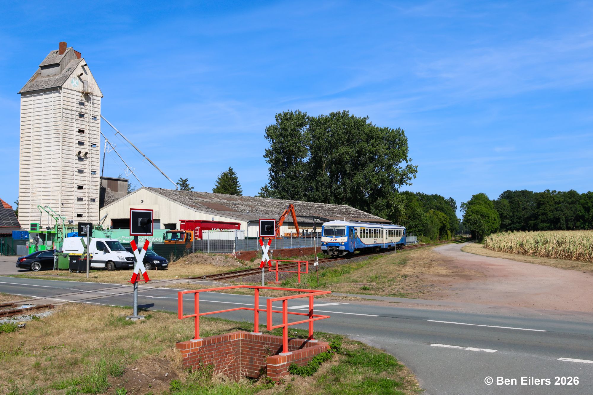Triebwagen der Baureihe 628 passiert auf der Fahrt nach Diepholz den Landhandel in Barver und den Bahnübergang Barnstorfer Straße