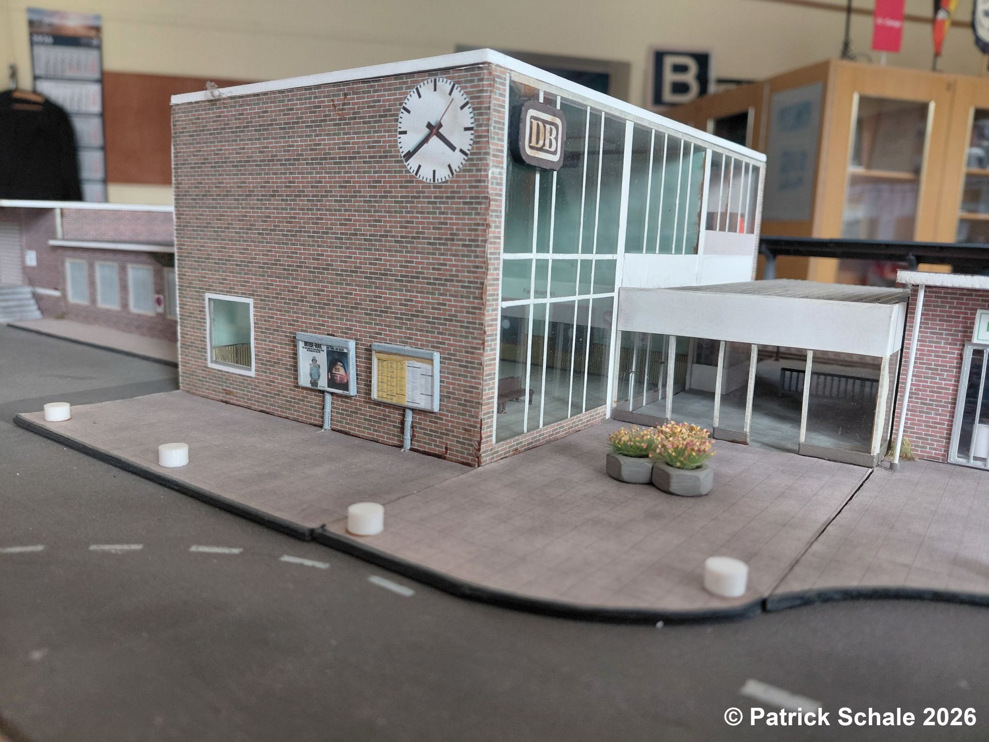 Empfangsgebäude vom Bahnhof Sulingen in den 1970er Jahren von der Straßenseite aus gesehen in Spurweite H0