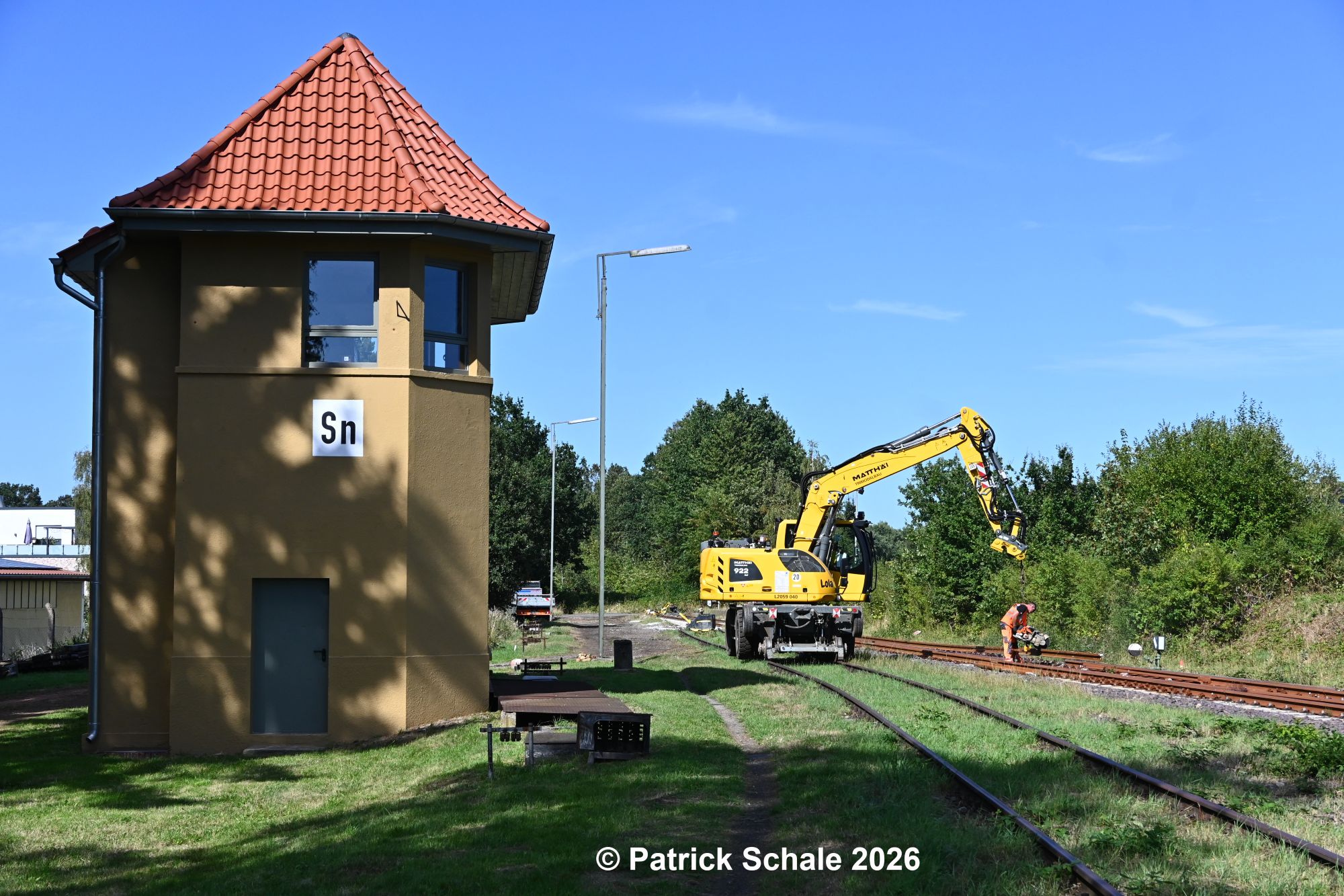 Neue Schwellen und später auch Schienen wurden per Bahn angeliefert und entlang der gesamten Baustelle verteilt.