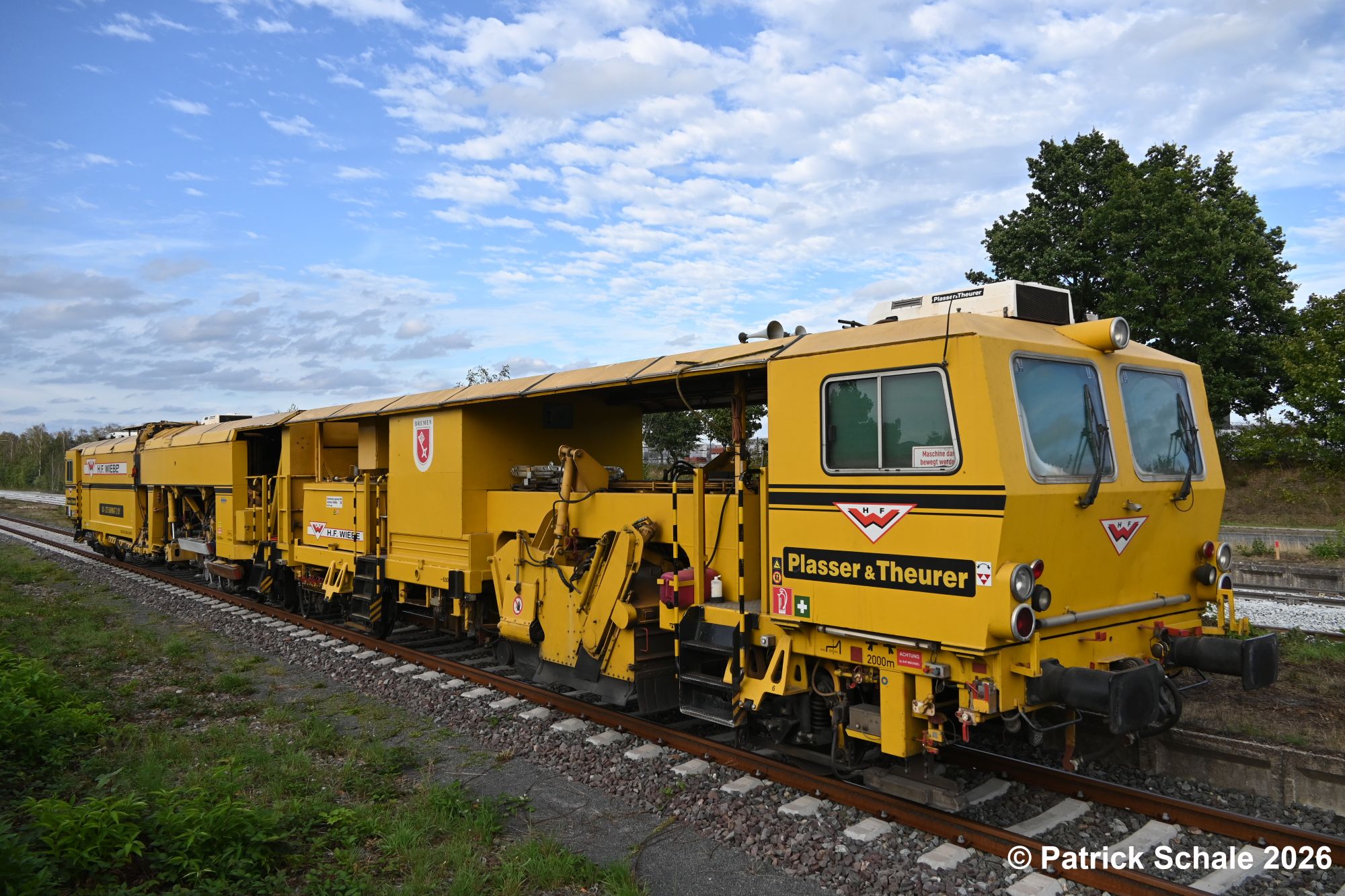 Gleisstopfmaschine abgestellt auf Gleis 2