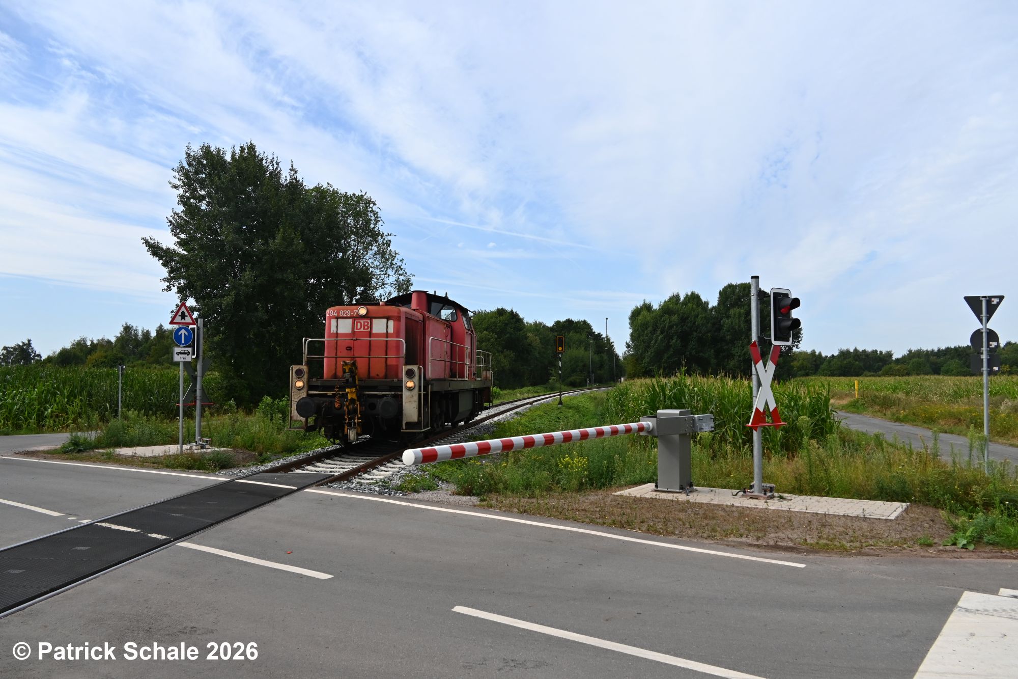 Nach der Ankunft im Bahnhof Barenburg und dem Fahrtrichtungswechsel rollt die Diesellokomotive der Baureihe 294 nun über den erneuerten Bahnübergang Birkenkamps Weg in das Werk von ExxonMobil.