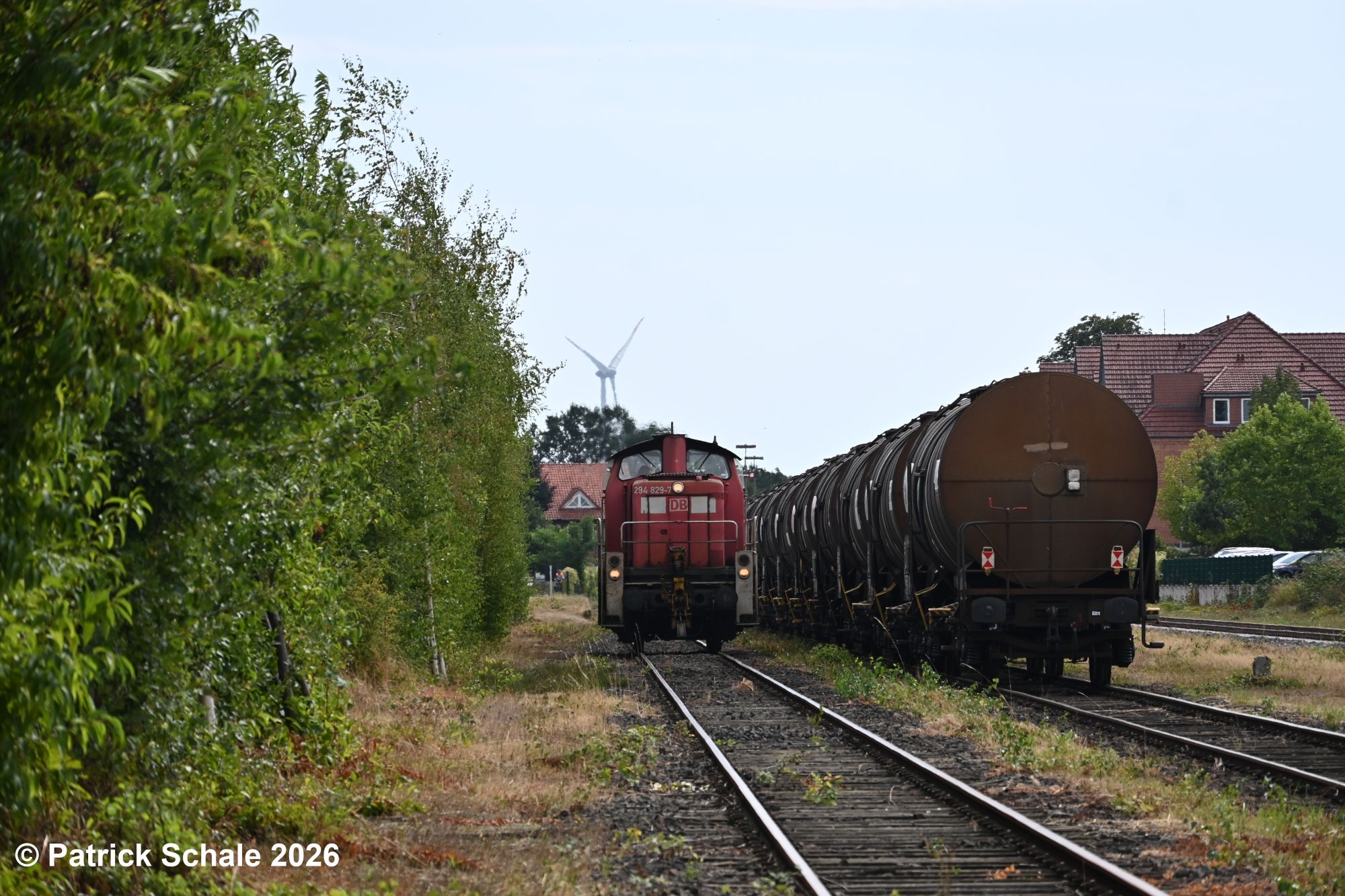 Nach der Einfahrt in Sulingen auf Gleis 3 setzt die Diesellokomotive der Baureihe 294 über das Gleis 4 um, um an das andere Ende des Kesselwagenzuges zu gelangen.