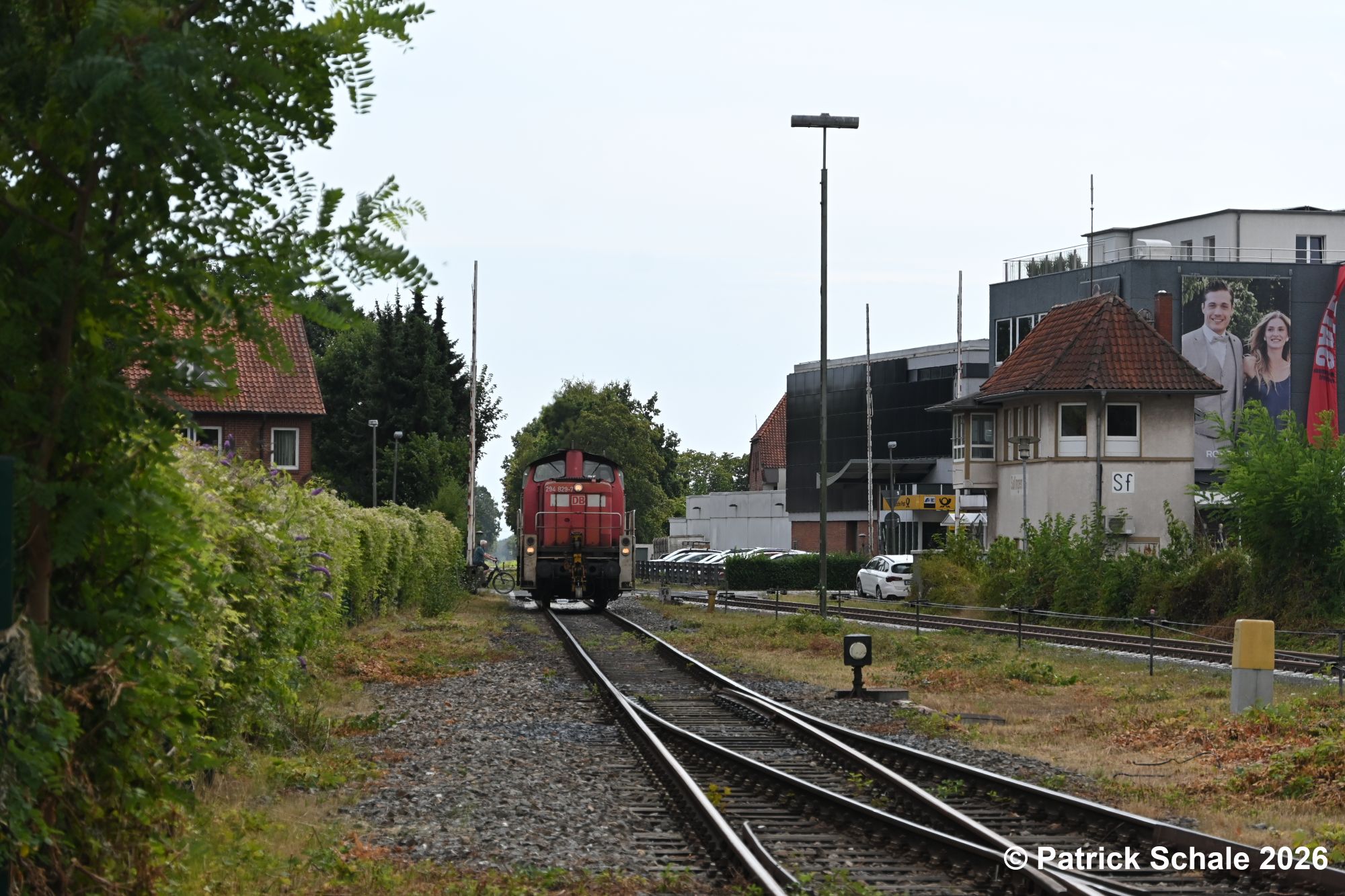 Diesellkomotive der Baureihe 294 rangiert im Bahnhof Sulingen und ist in Höhe des Stellwerks Sf zum Stehen gekommen. Die Weiche im Vordergrund ist bereits umgestellt, sodass die Lokomotive in Kürze über die Weiche nach Gleis 3 rangieren kann.