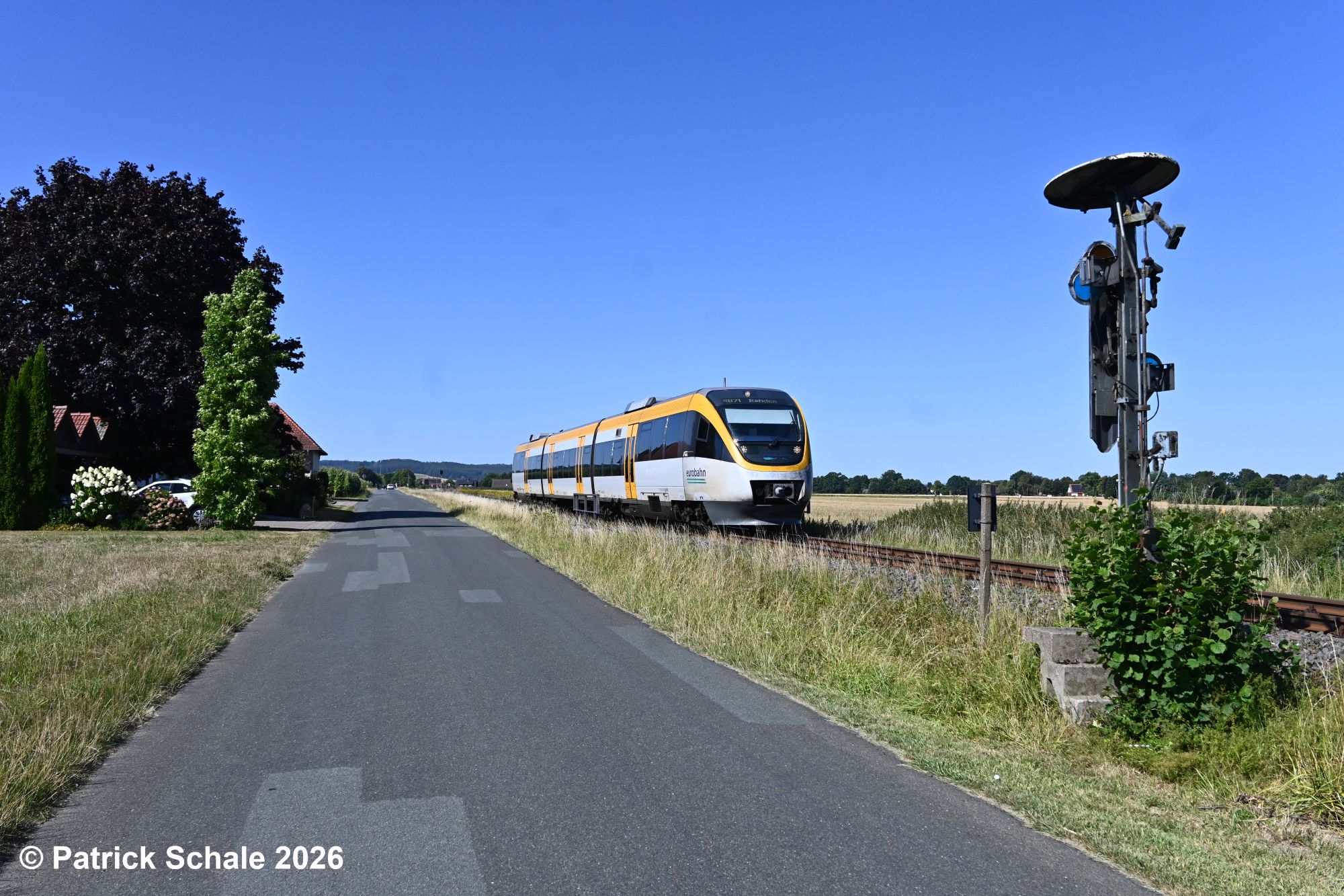 Die RB 71 nach Rahden erreicht das Einfahrvorsignal in Stellung Vr 1 Fahrt erwarten vom Bahnhof Lübbecke (Westf).