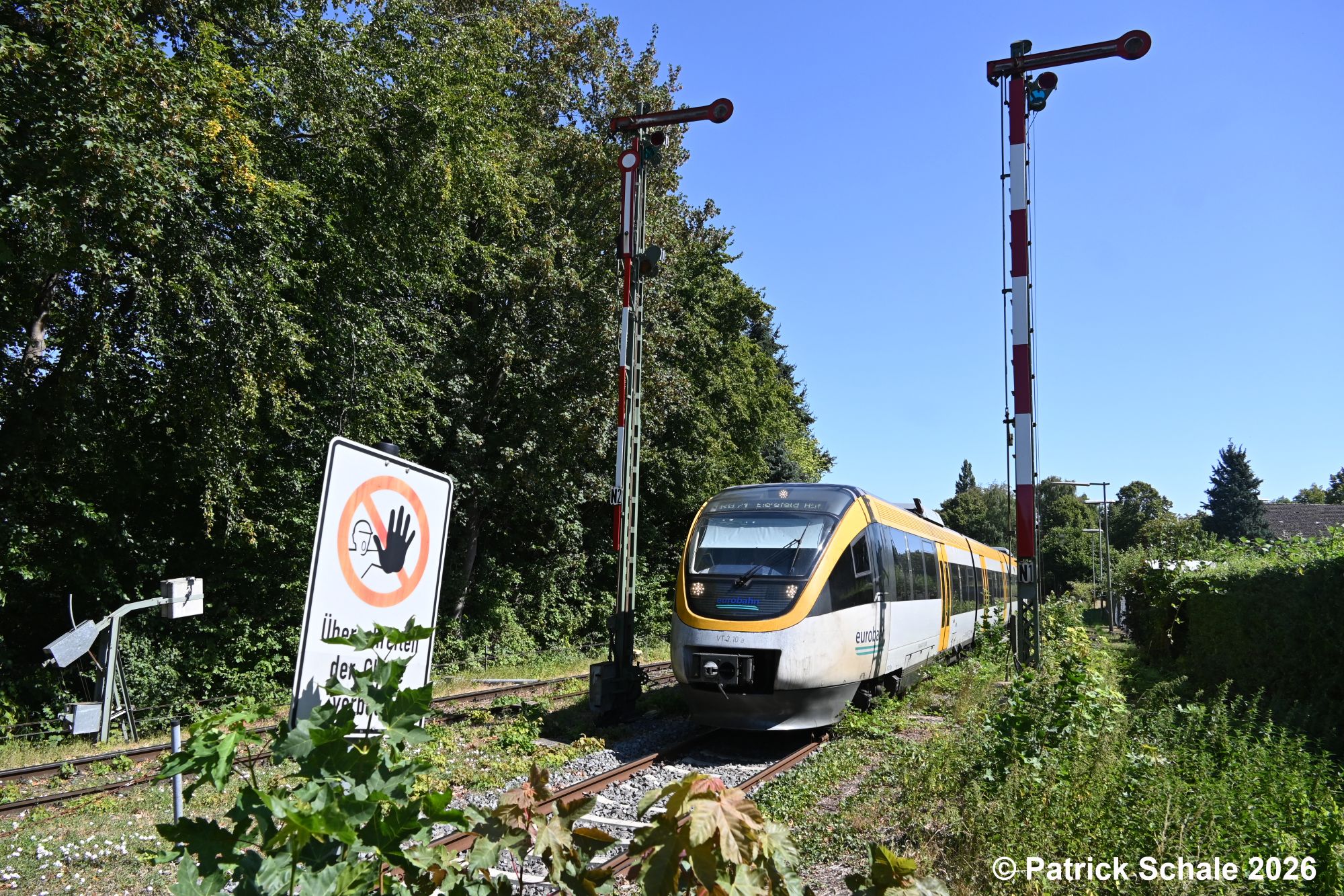 Die nordlichen Ausfahrsignale vom Bahnhof Lübbecke (Westf) stehen für die einfahrende RB 71 nach Bielefeld Hbf spalier.