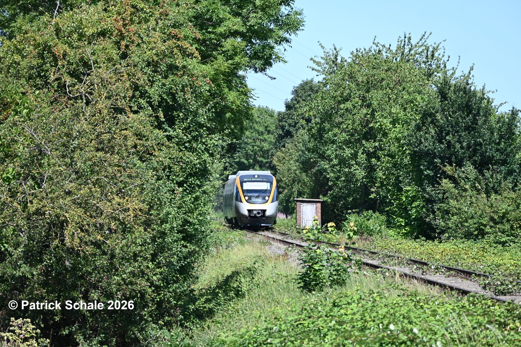 Die RB 71 nach Bielefeld Hbf passiert die ehemalige Ausweichanschlussstelle Lübbecke (Westf) Hafen, wovon noch die kleine Hütte rechts vom Zug übrig ist.