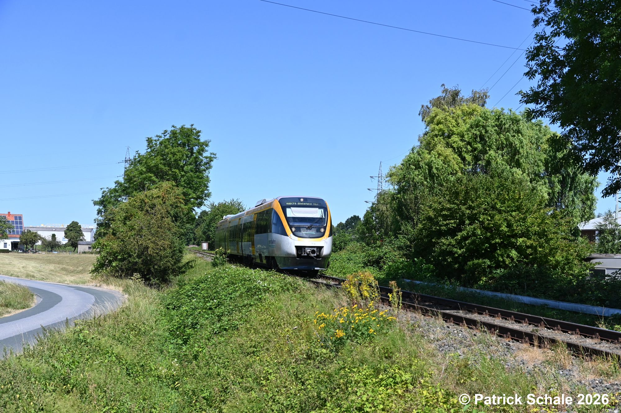 Triebwagen der Eurobahn als RB 71 nach Bielefeld Hbf auf dem Weg zum nächsten Halt in Lübbecke (Westf).