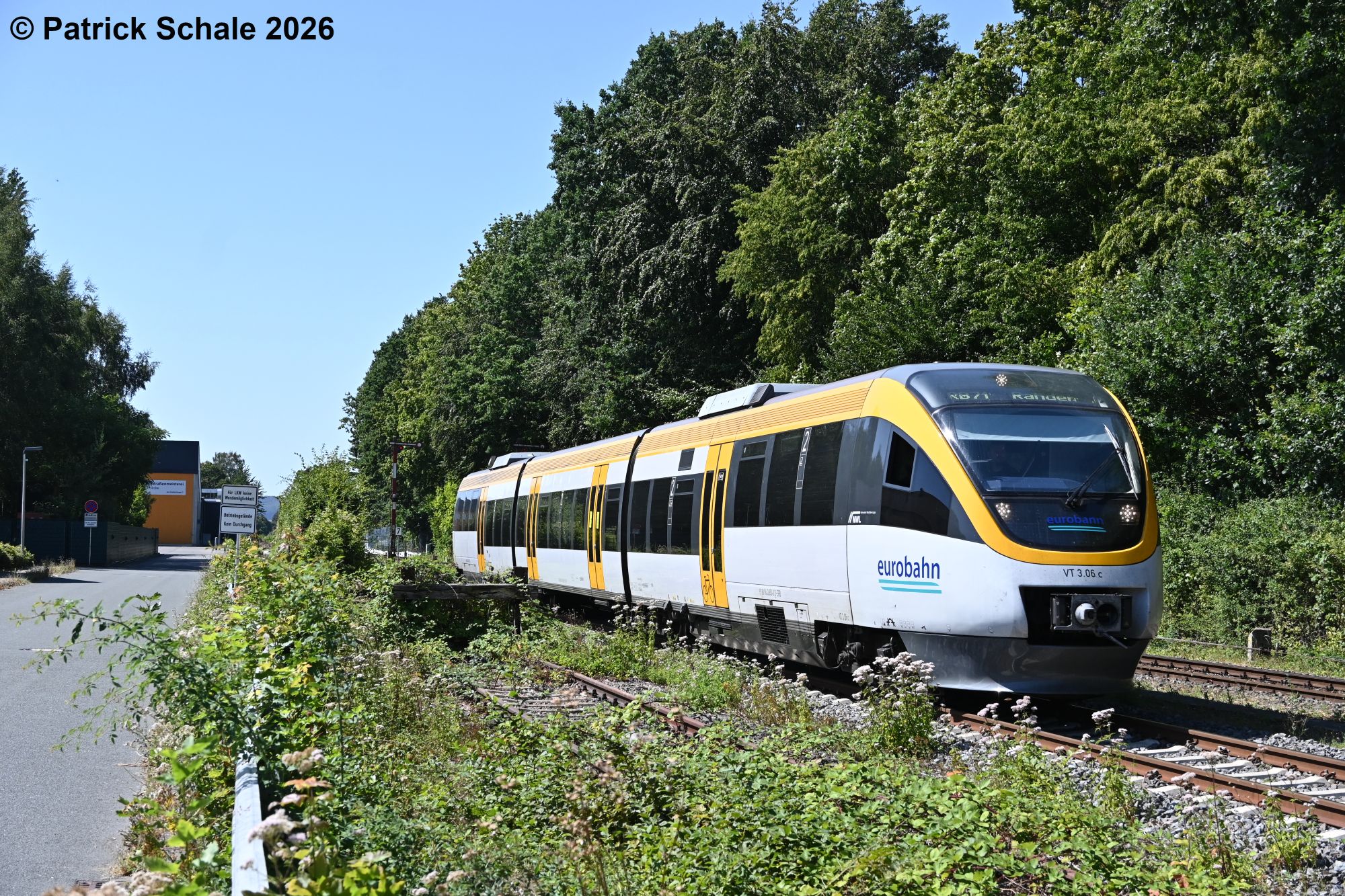 RB 71 nach Rahden hat den Bahnhof von Lübbecke (Westf) erreicht und wird gleich am Bahnsteig zum Stehen kommen.