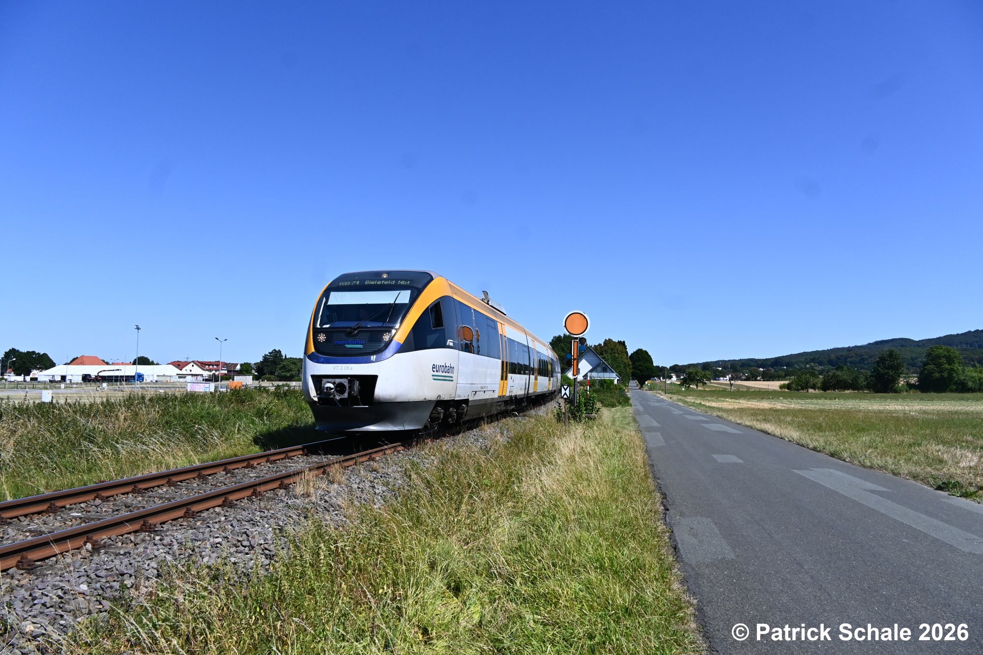 Triebwagen der Eurobahn als RB 71 nach Bielefeld Hbf passiert das südliche Einfahrvorsignal vom Bahnhof Lübbecke